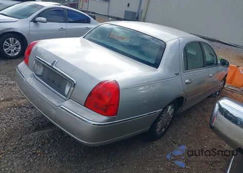 2007 Lincoln Town Car Signature Limited z USA, uszkodzony, nr VIN 1LNHM82WX7Y627223